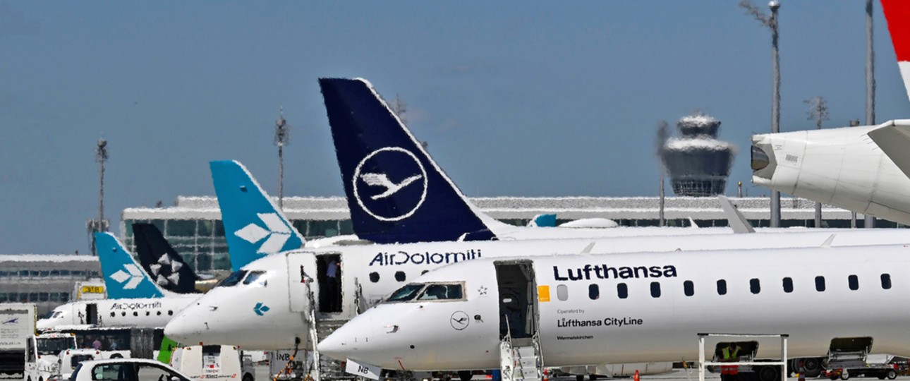 Flieger von Lufthansa und Air Dolomiti in München: Hunderte Fluggäste saßen fest