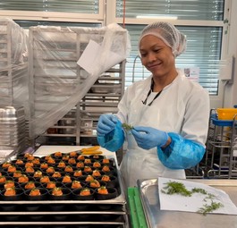 Auch in der Küche von Gate Gourmet wird vieles von Hand gemacht.