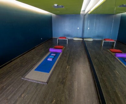 Bereits fünf Flughäfen bieten ihren Gästen Räume an, in denen sie vor dem Flug Yoga praktizieren können. Hier der Yoga-Room des Flughafens San Francisco.