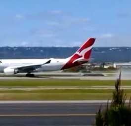 Airbus A330 von Qantas pustet Pistenoberfläche weg