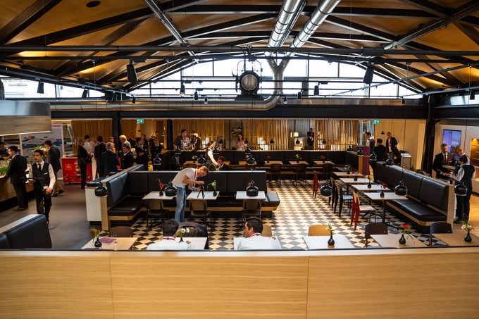 Markthallencharakter: Der zentrale Restaurantbereich der umgebauten Senator-Lounge von Swiss.