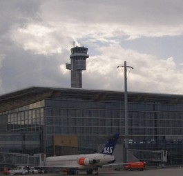 Bei den europäischen Flughäfen mit mehr als 15 Millionen Passagieren landet Oslo auf Platz drei. Er ist der größte Flughafen Norwegens und dient den Linien SAS Scandinavian Airlines, Norwegian Air Shuttle und Wideroe als Drehkreuz.
