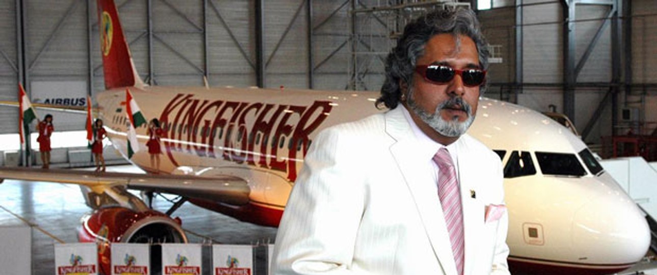Vijay Mallya vor einem Jet seiner Airline: Eine schwierige Entscheidung steht an.