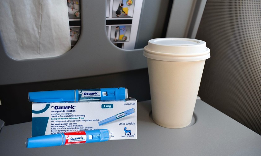 Eine Schachtel Ozempic auf einem Flugzeugtisch: Airlines könnten durch leichtere Reisende Millionengewinne entstehen.