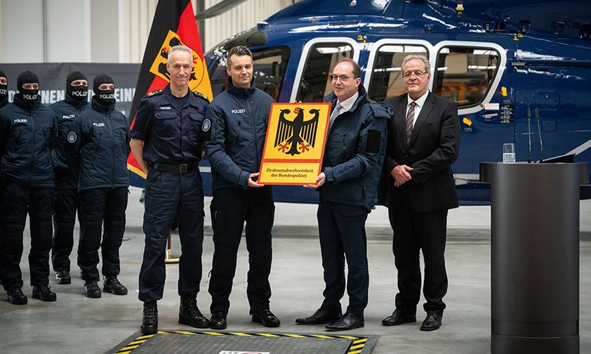 Bundesinnenminister Alexander Dobrindt (Mitte) bei der Indienststellung der neuen Drohnenabwehreinheit: An acht Flughäfen werden Detektionsanlagen installiert