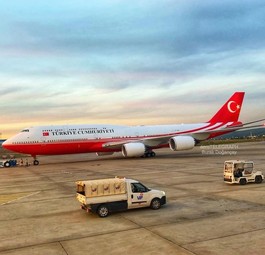Elegant in Rot und Weiß kommt die Boeing 747-8 jetzt daher.