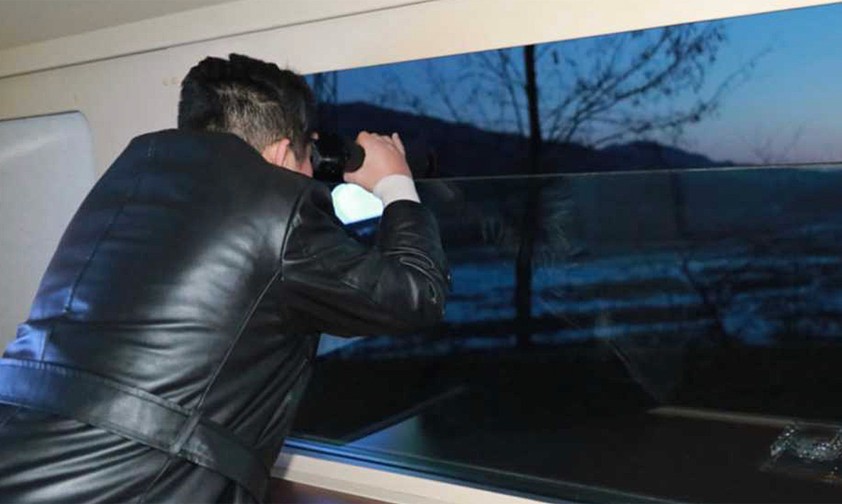 Kim Jong Un betrachtet seine Rakete: Die USA reagierten mit einem Ground Stop.