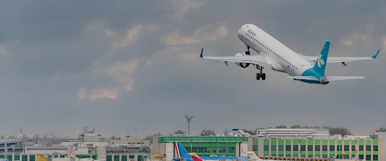 Flieger von Air Dolomitin in mailand-Linate: Die Lufthansa-Gruppe muss am Flughafen Federn lassen.