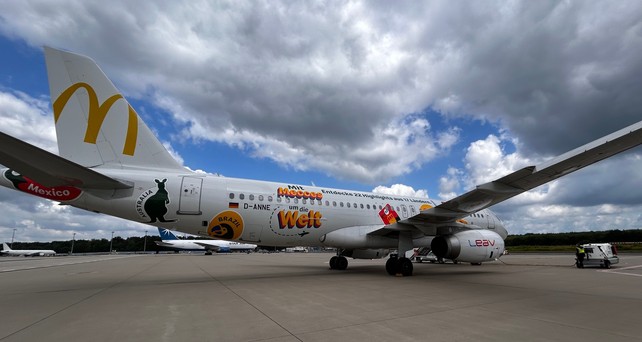 Airbus A320 von Leav Aviation: Das Flugzeug wird bis Ende September zum McDonalds-Flugzeug.