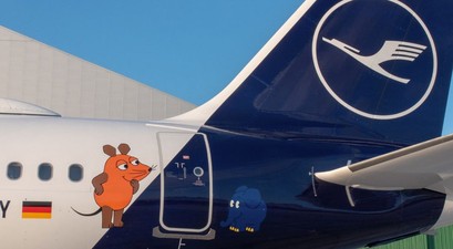 Airbus A321 D-AIRY von Lufthansa: Ist mit Maus und Elefant geschmückt.