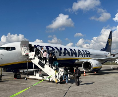 Boeing 737-800 von Ryanair: Die Airline muss Ausnahmen bei der digitalen Bordkarte zulassen.