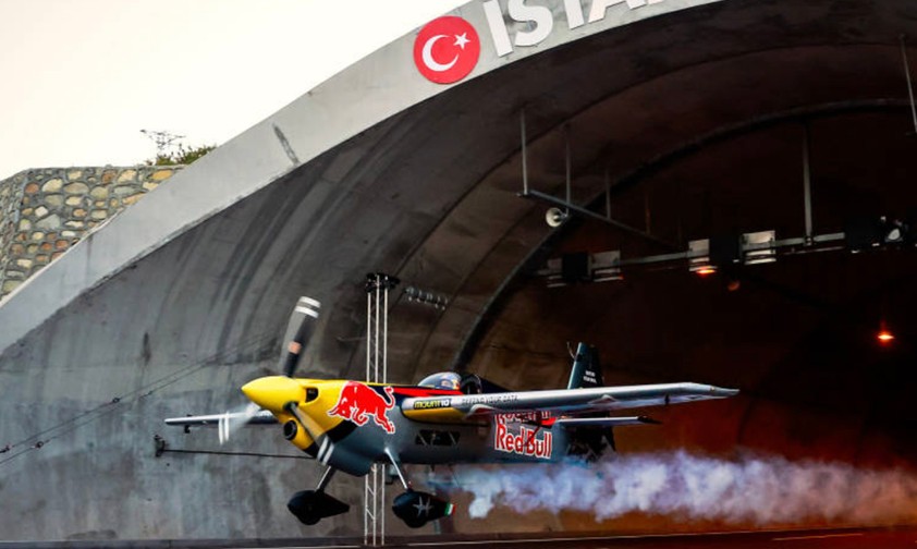 Mit dem Flugzeug durch den Tunnel