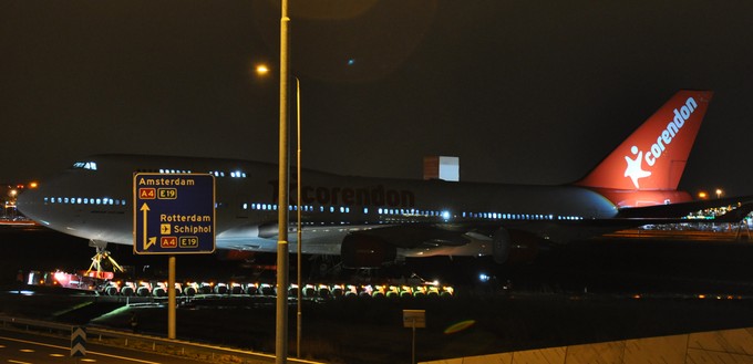 Corendons Boeing 747 steht vor der A9 bei Amsterdam: In der Nacht vom 8. auf den 9. Februar...