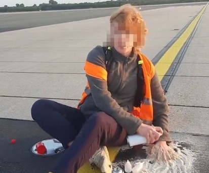 Aktivistin in Düsseldorf: Die Aktion stört den Flugverkehr massiv.