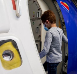 Junge geht an Bord eines Southwest-Jets: Familien bald zuerst und ganz hinten?