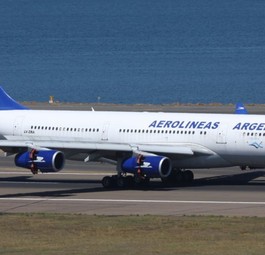 Aerolíneas Argentinas' Airbus A340-200 mit dem Kennzeichen LV-ZRA: Hier im Jahr 2010 in Sydney zu sehen, und ...
