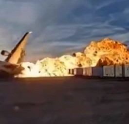 Der Moment des Unfalls: Die McDonnel Douglas MD-11 geht in einem Feuerball auf.