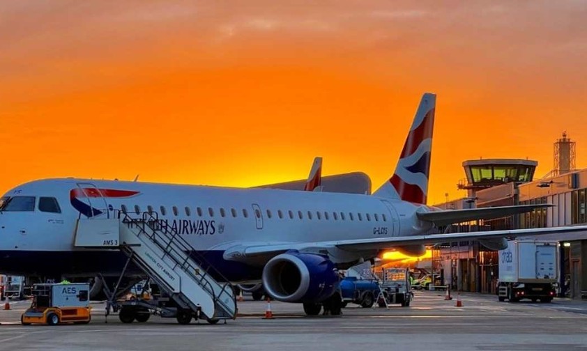 Eine British-Airways-Embraer am Flughafen London City: Die Tochter Cityflyer muss Strafe zahlen, wenn sie weiterhin zu früh landet.