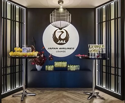 Eingang der Japan Airlines Lounge im Anfield Stadium: Aufenthalt für Fußballfans.