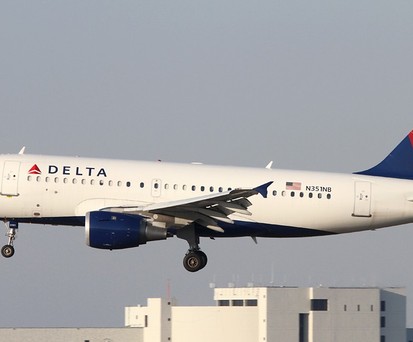 Airbus A319 von Delta Air Lines bei der Landung: Wurde von einem Feuerwerkskörper getroffen.