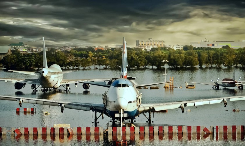 Boeing 747 stehen auf einem überfluteten Vorfeld: Starkregen wird in den meisten Regionen Europas zunehmen.