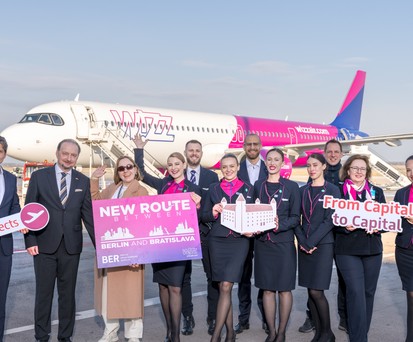 Wizz Air mit neuer Strecke ab Berlin: Airline-Mitarbeitende und Vertretende des Flughafens freuen sich über die neue Strecke.
