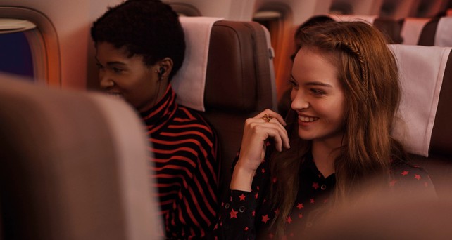 Passagierinnen von Swiss: Sie erfahren neu deutlicher, dass Swiss zu Lufthansa Group gehört.