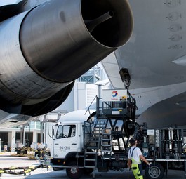 Betankung einer Boeing 747 von Lufthansa: IN Frankfurt ist Kerosin knapp.