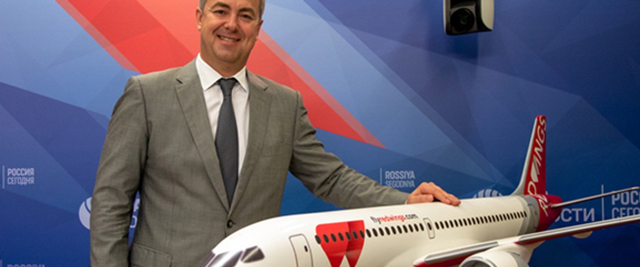 Geschäftsführer Evgeny Klyucharev mit Airbus-A220-Modell: Es wird beim Modell bleiben.