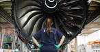 Mitarbeiterin von Rolls-Royce vor einem Triebwerk: Keine Motoren für die Boeing 797.