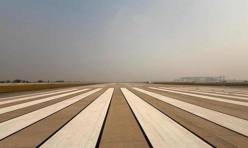 Blick auf die Piste 10/28 des Flughafens Noida.
