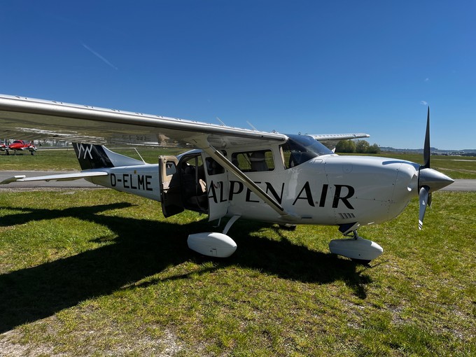 Die Cessna 206T bietet Platz für fünf Passagiere.