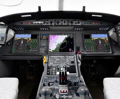 Auf Platz 3 befinden sich mit einem MOM von 0.90 die Modelle Falcon 7X (Cockpit im Bild zu sehen) und Falcon 8X von Dassault Aviation. Auch für die noch im Bau befindliche Falcon 6X gibt der Hersteller diesen Wert dann. Dazu gesellen sich Bombardier Global 5500 und Global 6500.