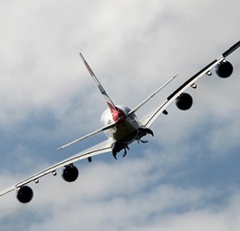 A380 von British Airways: Große Jets gewinnen langsamer an Höhe.