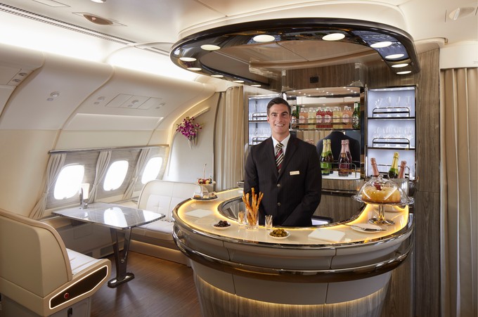 Die Bar im Oberdeck der Emirates-A380 ist ein Highlight für viele Premium-Passagiere. Die größte A380-Betreiberin ist schon wieder fleißig mit den Superjumbos unterwegs. Bis Ende November soll die Zahl der Städte, die sie mit dem Superjumbo anfliegen wird, auf 27 erhöht werden. Amsterdam, Barcelona, Düsseldorf, Hamburg, Johannesburg, Madrid, Frankfurt, Mailand, Riad, München, São Paulo und Zürich sind dann unter anderem wieder mit dem A380 erreichbar. Als neue A380-Destination nahm Emirates Istanbul ins Programm auf.