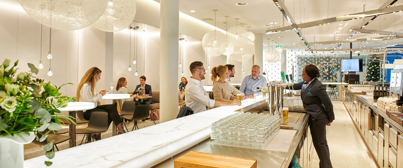 Die überarbeitete Crown Lounge 52: Im Bereich City gibt es Essen und Getränke.
