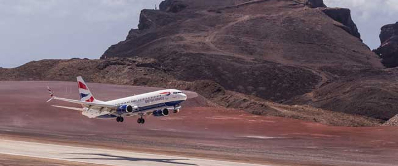 Boeing 737-800 von Comair bei einem Testflug auf St. Helena: Die Airline fliegt in Südafrika auch als British Airways.