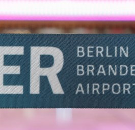 Absperrband am BER: Jeder weiß, wann der FLughafen eröffnet wurde.