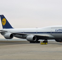 Die Boeing 747-8 von Lufthansa mit Retrobemalung und dem Taufnamen Köln: Die Stadt könnte den Hauptsitz der Airline verlieren.