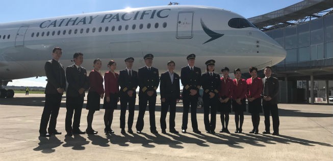 Cathay Pacific hat am 19. Juni 2018 ihren ersten Airbus A350-1000 übernommen (im Bild die Crew des Überführungsfluges nach Hongkong).