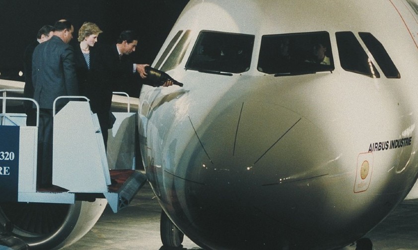 1981 entschied sich Airbus intern für den Bau des A320. Im Februar 1987 wurde der Flieger dann in Toulouse der Öffentlichkeit vorgestellt - mit Prinz Charles und Lady Diana als Ehrengästen. Im selben Monat erfolgte der Jungfernflug. Erstkunden des neuen Kurz- und Mittelstreckenjets waren British Caledonian und Air France.