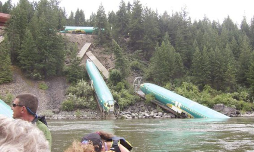 «Waren beim Rafting, sahen ein paar 737-Rümpfe im Fluss, keine große Sache», schrieb Reddit-Nutzer roro_fuzz als Kommentar zu seinen surrealen Bildern.