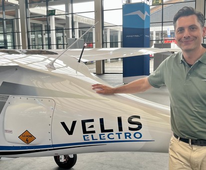Gabriel Massey vor einer Velis Electro auf der Aero Friedrichshafen: elektrischer Zweisitzer.