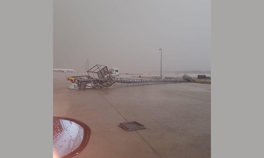 Tornado beschädigt Flugzeuge in Antalya