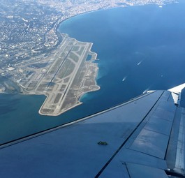 Airbus A320 im Anflug auf Nizza: Beim Zwischenfall herrschte nicht so schönes Wetter.