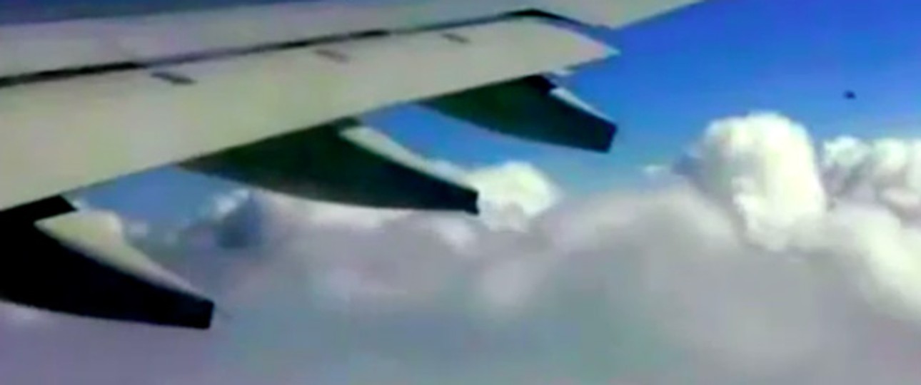 Oben rechts im Bild: Ein Ufo oder doch nur ein Flugzeug aus einer ungewöhnlichen Perspektive?