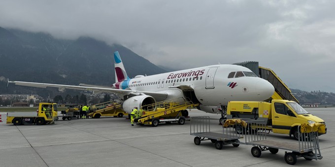 Das Flugzeug von Eurowings nach der Ankunft ...