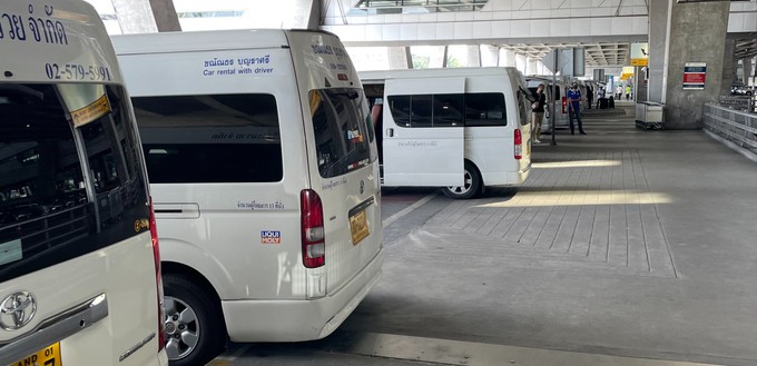 Die Minivans bringen die Touristen direkt ins Hotel