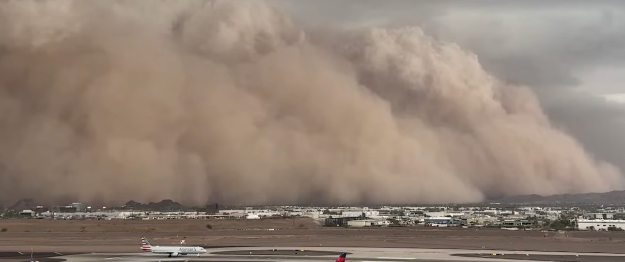 Sandsturm rollt auf den Flughafen Phoenix zu: Schränkt die Sicht kurze Zeit später stark ein.