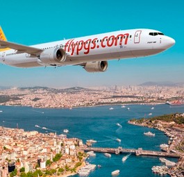 Boeing 737 Max 10 in den Farben von Pegasus über Istanbul: Ab 2028 Realität.